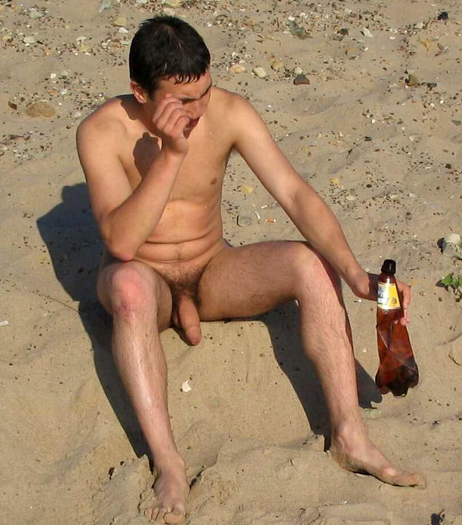 парни голые по пляжу фото 90
